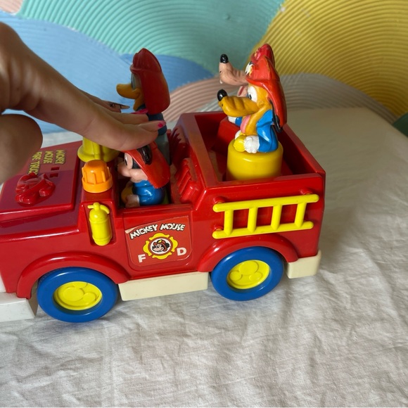 Disney Mickey Mouse Fire Truck  Toy & Friends Shape Sorter Vintage 1989 Mattel - Picture 9 of 9